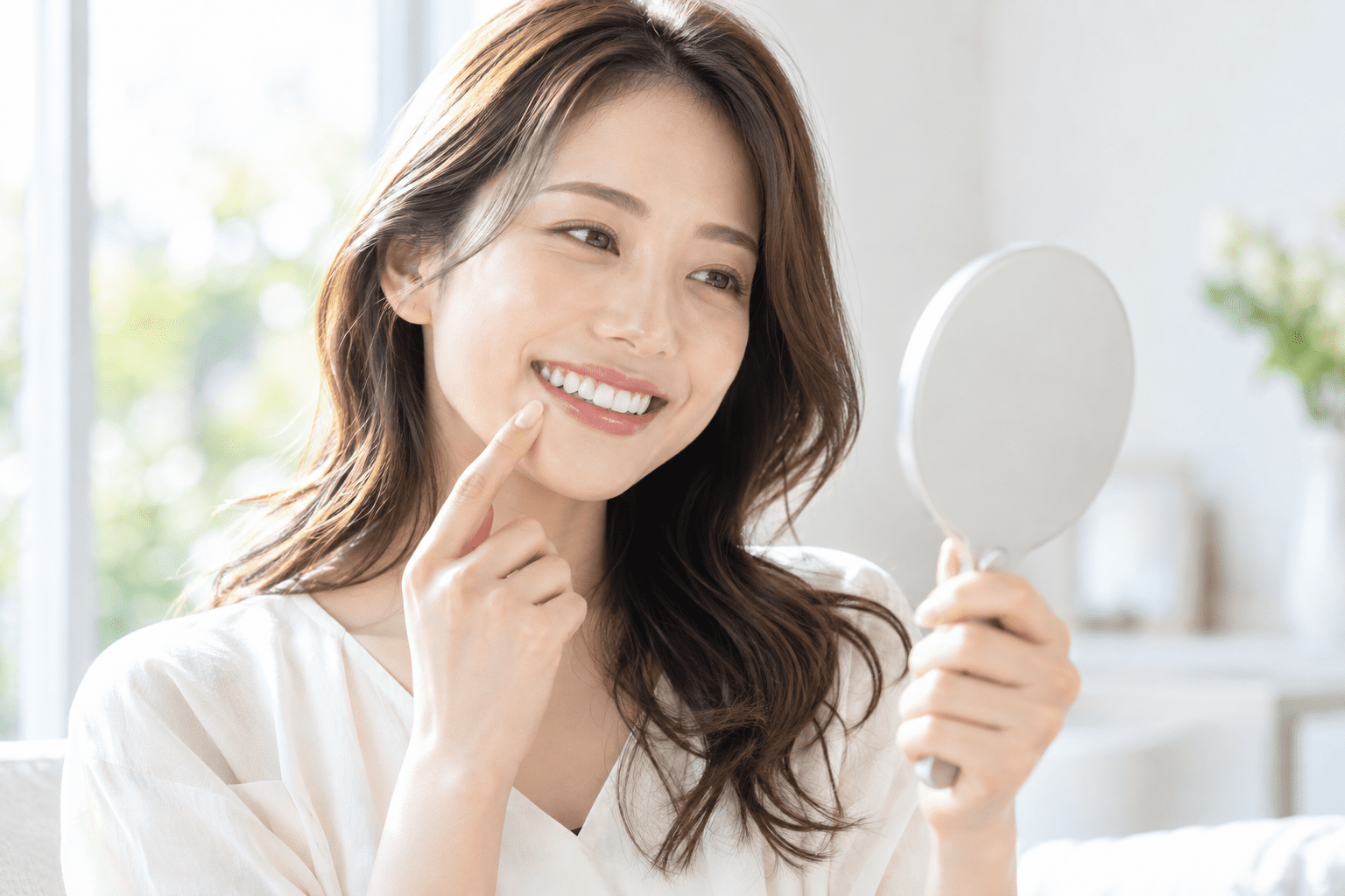 ホワイトニング後の明るい口元で笑う女性